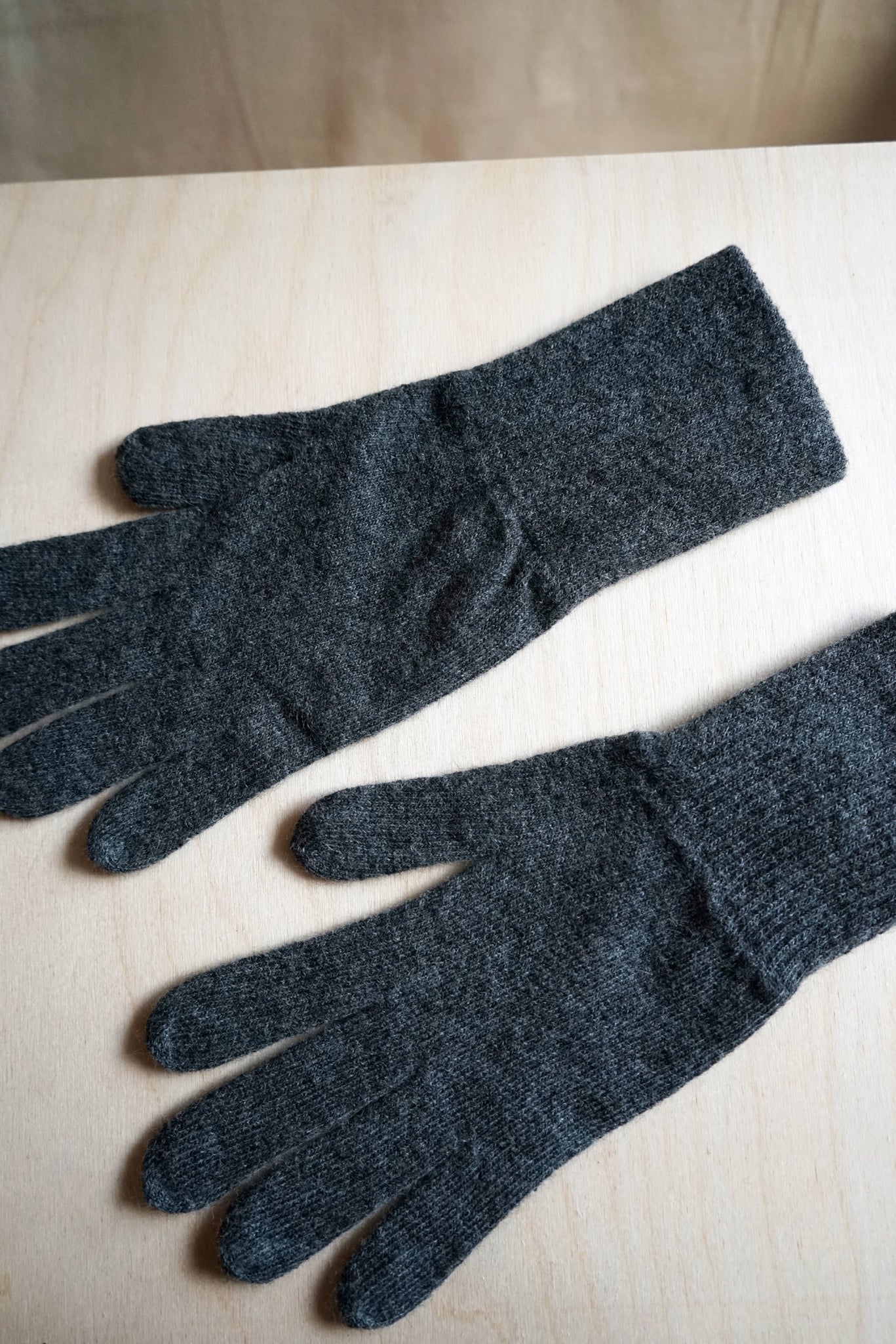 gloves //long charcoal